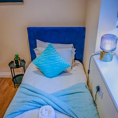 Holiday home Deja Blue By Altoluxoexperience Short Lets & Serviced With Free Parking *
