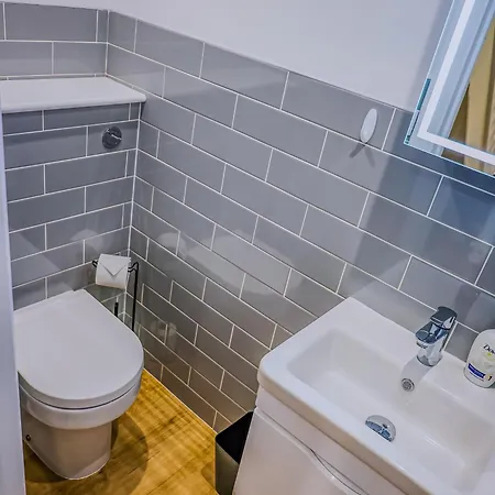 Holiday home Deja Blue Luxury 3br By Altoluxo Short Lets & Serviced With Free Wifi & Parking *